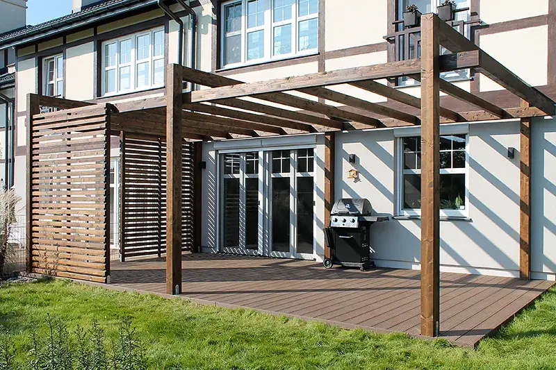 Pergola lamelowa nad tarasem