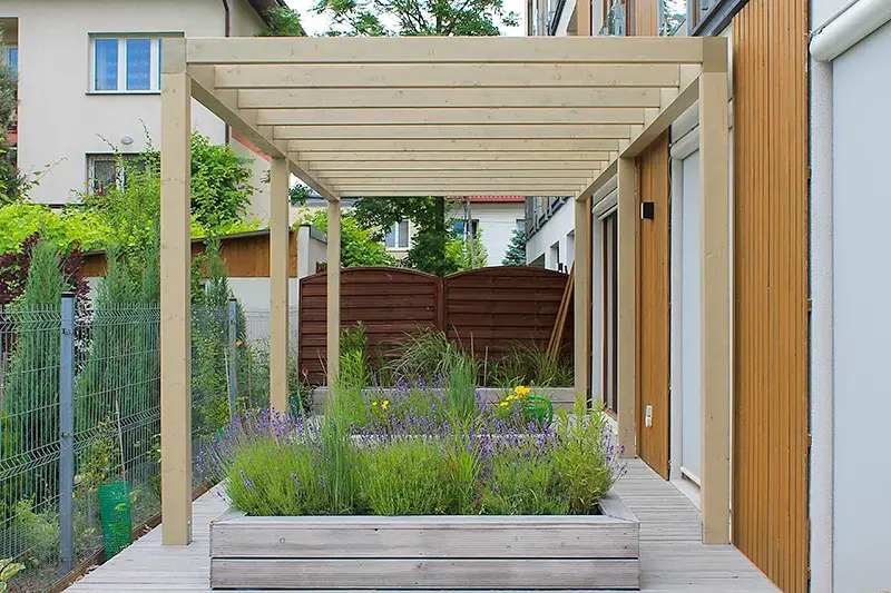 Pergola na wymiar z lamelami przy domu