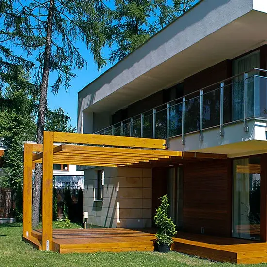 Pergola z zadaszeniem przy domu